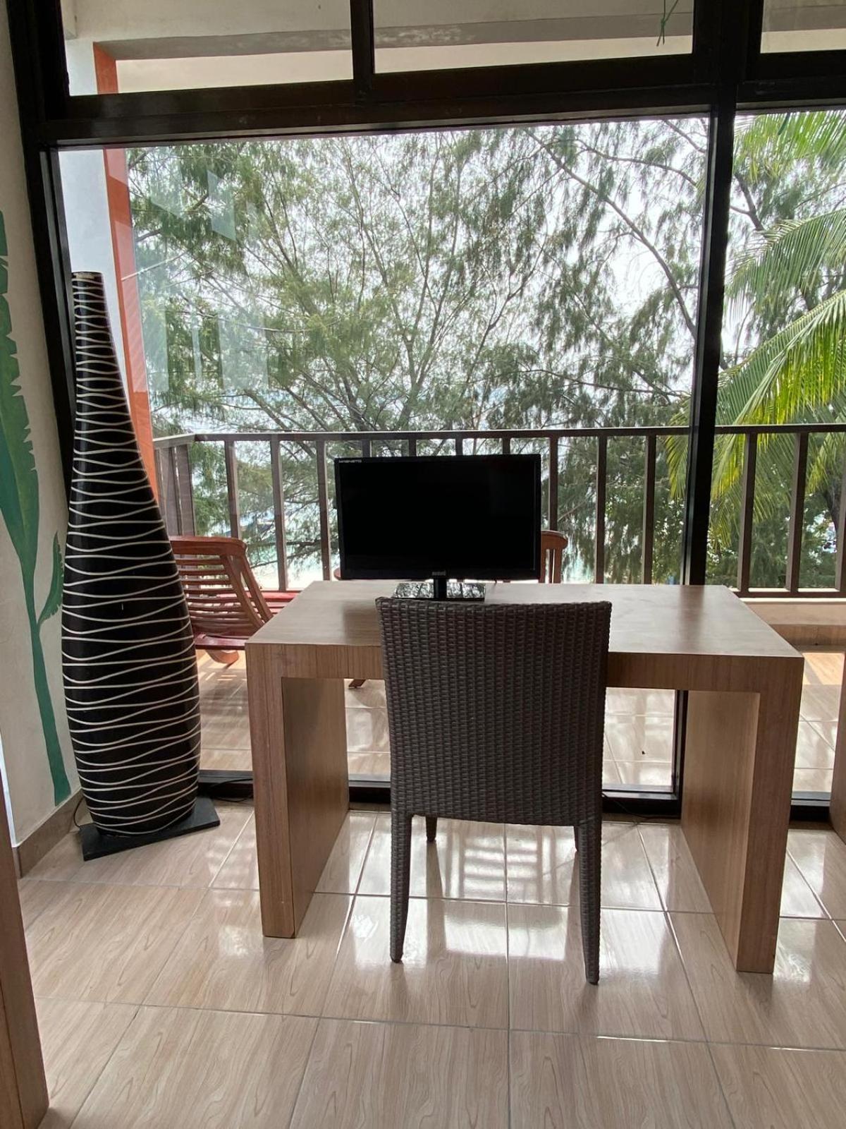 Tropica Gili Total Body Fit - Free Access Gym And Coworking Space Gili Trawangan Exterior foto