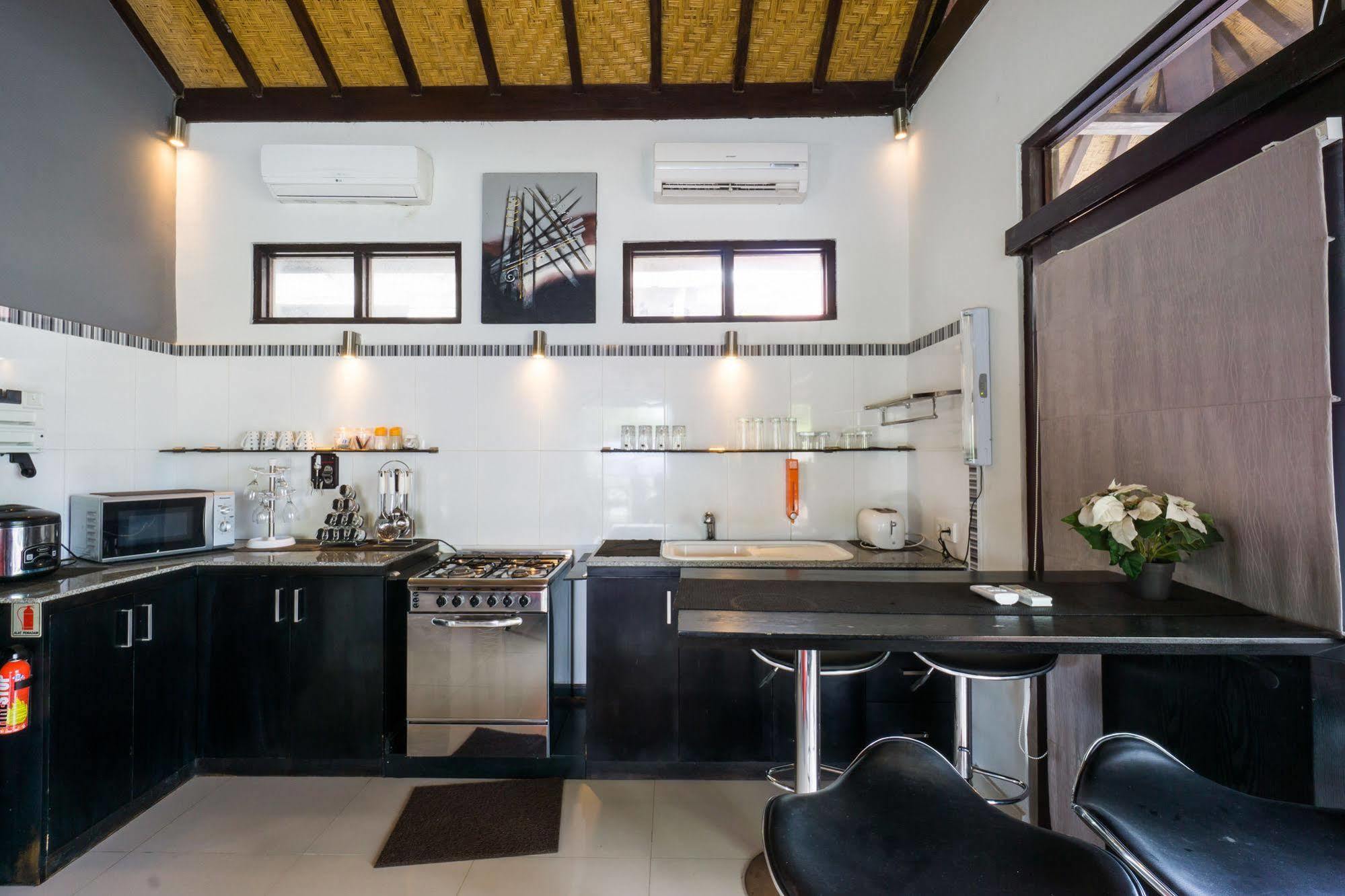 Tropica Gili Total Body Fit - Free Access Gym And Coworking Space Gili Trawangan Exterior foto